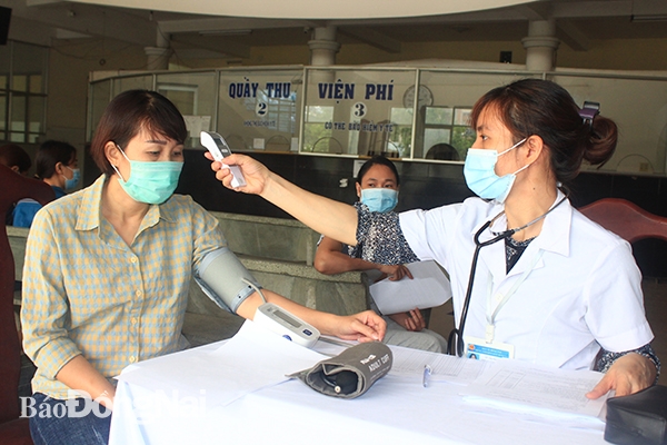 Đeo khẩu trang nơi đông người là yêu cầu bắt buộc đối với tất cả người dân để phòng chống dịch Covid-19.