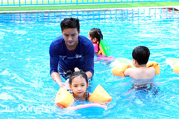 Học sinh được học bơi tại một trường tư thục trên địa bàn TP.Biên Hòa
