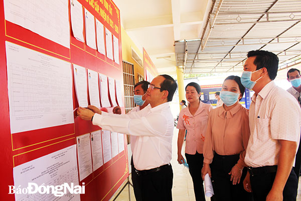 Phó bí thư Tỉnh ủy Quản Minh Cường cùng đoàn công tác kiểm tra thực tế việc niêm yết danh sách ứng cử viên đại biểu Quốc hội, đại biểu HĐND các cấp tại xã Bình Sơn