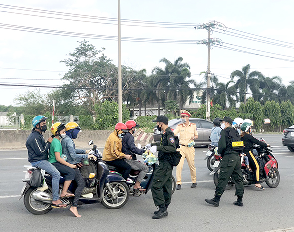 Lực lượng Cảnh sát giao thông, Cảnh sát cơ động Công an tỉnh tham gia phát khẩu trang, tuyên truyền phòng dịch cho người dân trên các tuyến giao thông