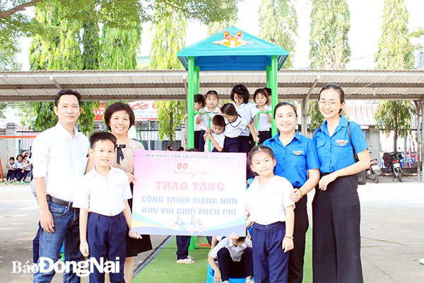 Đại diện Hội đồng Đội TP.Biên Hòa trao tặng khu vui chơi thiếu nhi tại Trường tiểu học Nguyễn Đình Chiểu (P.Hố Nai, TP.Biên Hòa)