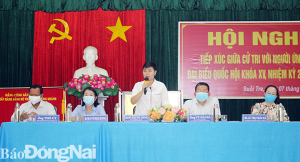 Ứng cử viên Đỗ Thị Thu Hằng giải thích thêm một số ý kiến cử tri