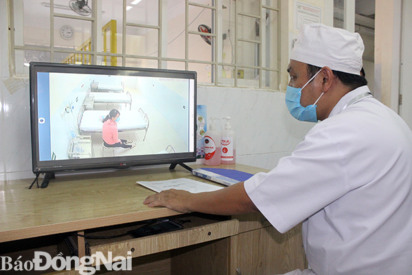 Bác sĩ Bệnh viện Nhi đồng Đồng Nai theo dõi diễn tiến sức khỏe của trường hợp thuộc diện cách ly thông qua hệ thống camera giám sát của bệnh viện