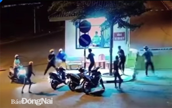 Hình ảnh nhóm đối tượng kéo đến ẩu đả trước cổng KCN Long Khánh. (ảnh cắt từ clip)