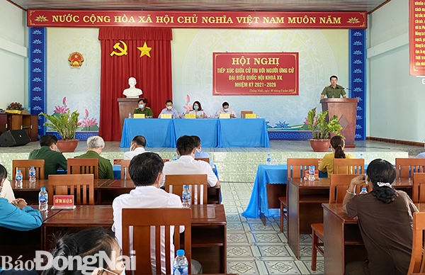 Đại tá Vũ Hồng Văn, Giám đốc Công an tỉnh, ứng cử viên ĐBQH khóa XV chia sẻ với cử tri H.Thống Nhất tại buổi tiếp xúc ngày 10-5