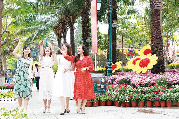Người dân vui chơi ở công viên Nguyễn Văn Trị (P.Hòa Bình, TP.Biên Hòa) dịp Tết Tân Sửu 2021. Ảnh: Huy Anh