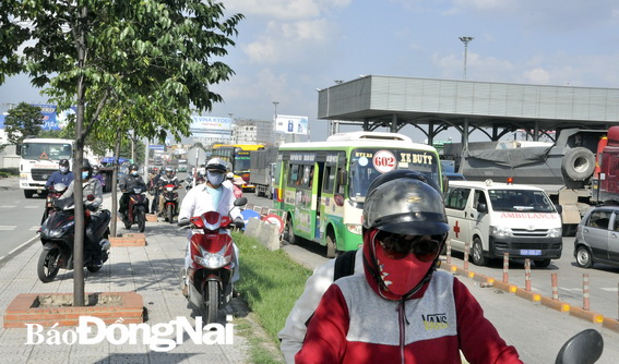Trạm thu phí BOT cầu Đồng Nai (quốc lộ 1, TP.Biên Hòa) sau khi tạm dừng thu phí từ cuối tháng 8-2020 thì mật độ phương tiện qua đây tăng đột biến, gây mất an toàn giao thông.
