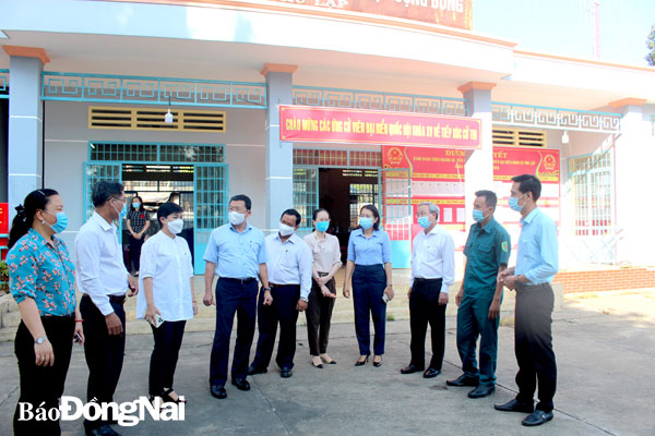 Người ứng cử đại biểu Quốc hội trao đổi với cử tri xã Phú Lập (H.Tân Phú). Ảnh: N.Hà