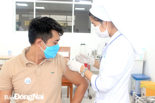 Tiêm vaccine phòng Covid-19 cho lực lượng tuyến đầu chống dịch tại Bệnh viện Đa khoa Thống Nhất