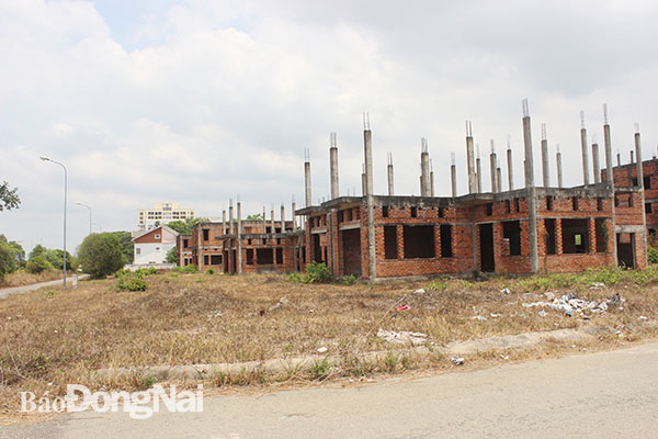 Dự án khu dân cư ở xã Phước An xây dựng nhà biệt thự thô dở dang bán qua tay nhiều người nhưng vẫn bỏ hoang hơn 10 năm nay. Tên ảnh : 1 DA KDC Phuoc An,
