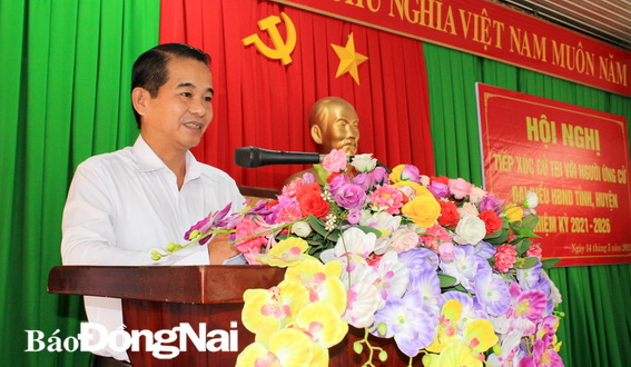 Ủy viên Ban TVTU, Phó chủ tịch UBND tỉnh Thái Bảo trình bày chương trình hành động tại hội nghị tiếp xúc cử tri xã Lộ 25 (H.Thống Nhất)
