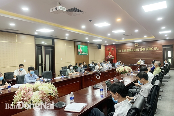 Phó chủ tịch UBND tỉnh Võ Văn Phi chủ trì tại điểm cầu tỉnh Đồng Nai. Ảnh: B.Nguyên