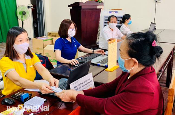 Chi trả lương hưu, trợ cấp BHXH hàng tháng tại Bưu cục Khu công nghiệp, TP. Biên Hòa (ảnh do bảo hiểm xã hội tỉnh cung cấp)