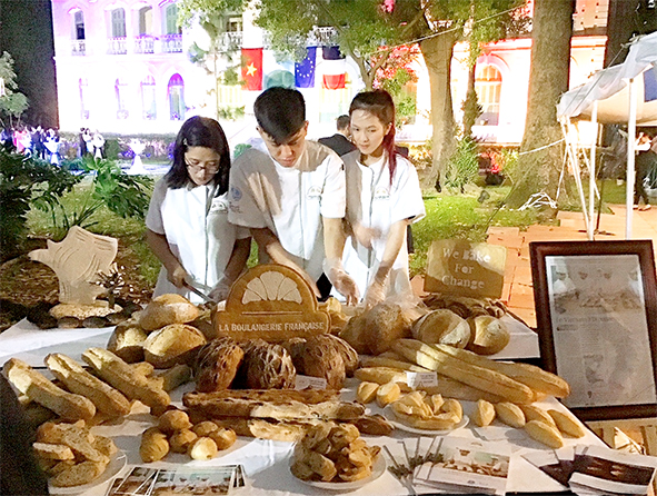 Bánh mì Pháp phục vụ các đại biểu tham dự một buổi lễ kỷ niệm Ngày Quốc khánh Cộng hòa Pháp (14-7) tại Tổng lãnh sự quán Pháp tại TP.HCM. Ảnh: Lương Xuân Tuyến
