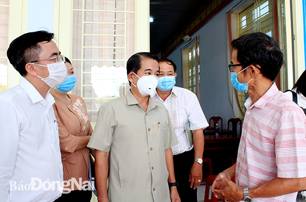 Ông Thái Bảo (giữa), Ủy viên Ban TVTU, Phó chủ tịch UBND tỉnh và các ứng cử viên đại biểu HĐND tỉnh (đơn vị số 16), ứng cử viên đại biểu HĐND huyện Thống Nhất (đơn vị số 4) lắng nghe cử tri trao đổi