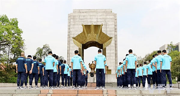 Lãnh đạo VFF, HLV Park và ĐTQG dâng hương các anh hùng liệt sĩ trước chiến dịch lịch sử