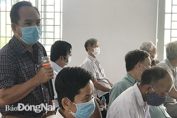Cử tri xã Tam An (huyện Long Thành) phát biểu ý kiến tại buổi tiếp xúc cử tri sáng 17-5