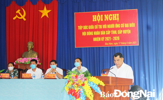 Các ứng viên đơn vị số 13 trình bày chương trình hành động tại xã Bàu Hàm, H. Trảng Bom