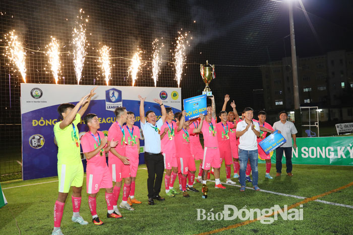 Đội Công ty Hóa Cảnh (Long Thành) nhận cúp vô địch
