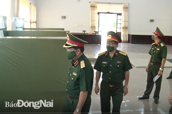 Trung tướng Trần Hoài Trung kiểm tra khu vực bỏ phiếu bầu cử của lữ đoàn 75