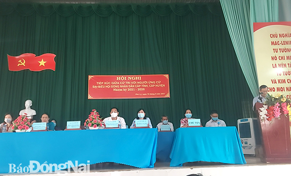 Những người ứng cử đại biểu HĐND cấp tỉnh, đơn vị bầu cử số 15, trình bày chương trình hành động nếu trúng cử là đại biểu HĐND tỉnh, tại xã Phú Lý.