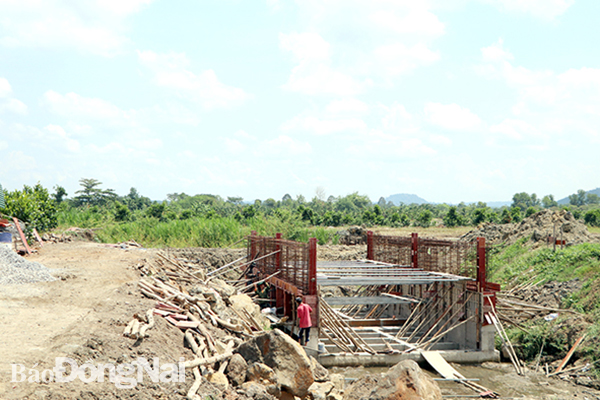 Công trình xây dựng đập tiêu thoát nước Bàu Kiên tại ấp 8, xã Thanh Sơn, H.Định Quán. Ảnh: N.Liên