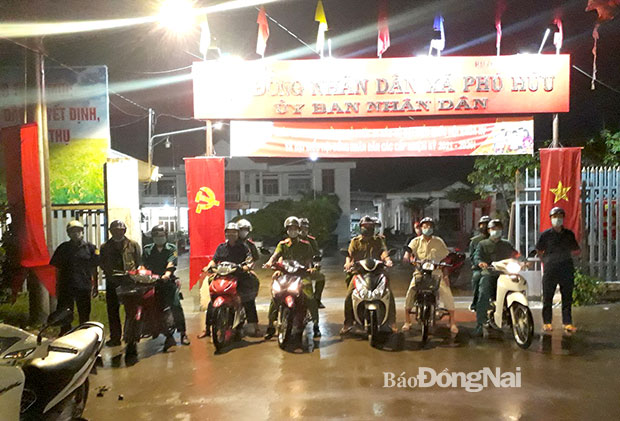 Tổ tuần tra của Công an xã Phú Hữu, H.Nhơn Trạch ra quân trực chiến vào tối 22-5. (Ảnh CTV)