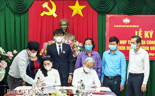Chủ tịch MTTQ Việt Nam tỉnh Cao Văn Quang và đại diện Quỹ từ thiện Kim Oanh ký kết phối hợp thực hiện an sinh xã hội năm 2021 tại Đồng Nai. Ảnh: Nguyệt Hà