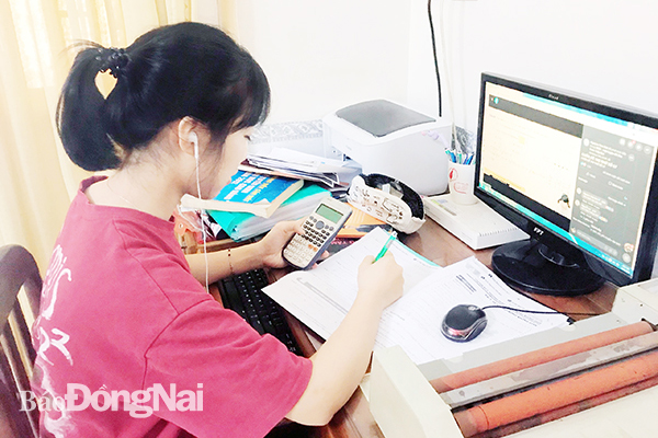 Em Bùi Thị Mỹ Diễm (Trường THPT Tân Phú, H.Định Quán) lựa chọn khóa ôn tập online để chuẩn bị cho kỳ thi tốt nghiệp THPT sắp tới. ảnh: NVCC