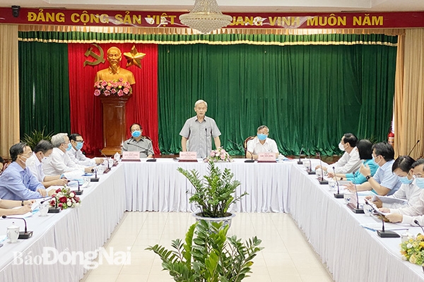  Đồng chí Nguyễn Phú Cường, Ủy viên Trung ương Đảng, Chủ tịch HĐND tỉnh, Chủ tịch Ủy ban Bầu cử tỉnh phát biểu tại buổi họp