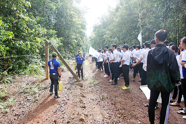 Tour du lịch khám phá rừng kết hợp bảo vệ môi trường rừng tại Khu Bảo tồn thiên nhiên - văn hóa Đồng Nai. Ảnh: Quang Trung