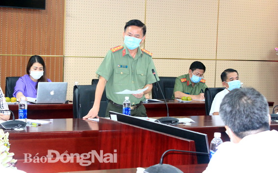 Phó giám đốc Công an tỉnh Trần Tiến Đạt phát biểu ý kiến về việc lập các chốt kiểm dịch trên địa bàn tỉnh
