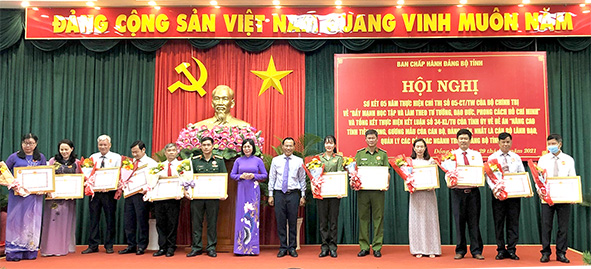 Trưởng ban Tuyên giáo Tỉnh ủy Phạm Xuân Hà và Phó chủ tịch UBND tỉnh Nguyễn Thị Hoàng trao bằng khen của UBND tỉnh cho các điển hình học và làm theo Bác tại hội nghị sơ kết 5 năm thực hiện Chỉ thị 05-CT/TW của Bộ Chính trị.