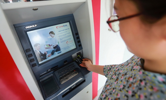 Khách hàng giao dịch tại máy rút tiền tự động của Ngân hàng Hợp tác xã Việt Nam