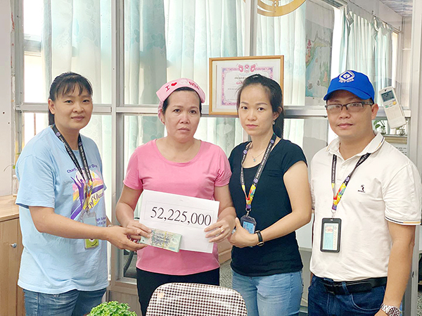 Đại diện Công đoàn Công ty TNHH Pousung Việt Nam (H.Trảng Bom) trao tiền hỗ trợ công nhân lao động