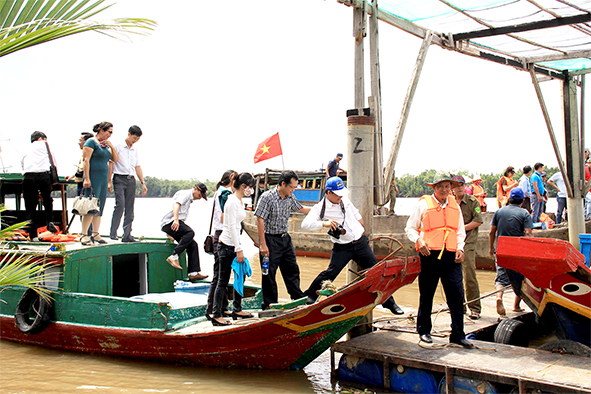 Khách du lịch tham gia một tuyến du lịch đường sông trên địa bàn H.Nhơn Trạch. (hình tư liệu)