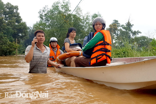 Người dân ở xã Bắc Sơn (H.Trảng Bom) đưa tài sản và người về nơi an toàn trong đợt ngập vào tháng 9-2019. Ảnh: HẢI QUÂN