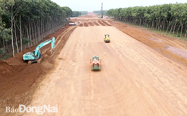 Việc thiếu nguồn đất phục vụ đắp nền đường đang có nguy cơ gây ảnh hưởng đến tiến độ triển khai dự án Đường cao tốc Phan Thiết - Dầu Giây