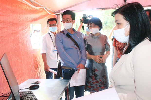 Đoàn kiểm tra của Bộ Y tế kiểm tra hệ thống máy đo thân nhiệt tự động tại Công ty TNHH Pousung Việt Nam tháng 3-2021. Ảnh: HẠNH DUNG