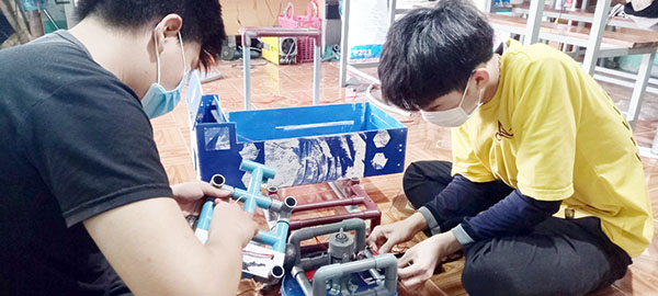 Học sinh Trường THPT Thống Nhất A (H.Trảng Bom) đang gia công sản phẩm để tham gia cuộc thi Sáng tạo thanh thiếu niên, nhi đồng cấp huyện (vòng 2)