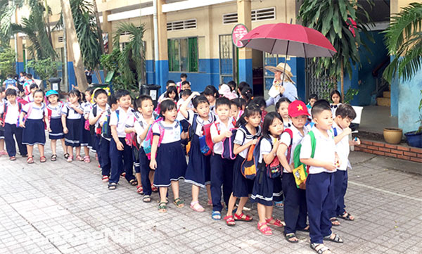 Học sinh Trường tiểu học Phan Đình Phùng tan học buổi sáng phải về nhà vào buổi chiều do không thể học 2 buổi/ngày. Ảnh: Công Nghĩa