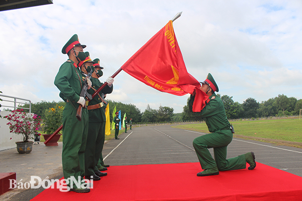 Chiến sĩ mới tại Trung đoàn Đồng Nai tuyên thệ trước Quân kỳ