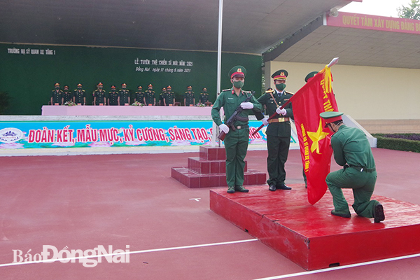 Chiến sĩ mới Trường Hạ sĩ quan xe tăng 1 tuyên thệ dưới quân kỳ