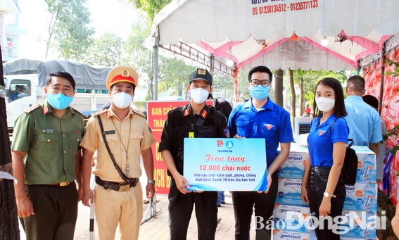 Đại diện Tỉnh đoàn và Đoàn thanh niên Công an tỉnh thăm, tặng nước uống tại các chốt kiểm soát phòng chống dịch bệnh Covid-19 trên địa bàn tỉnh