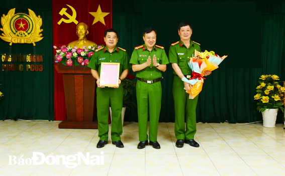 Thừa ủy quyền của Giám đốc Công an tỉnh, Đại tá Nguyễn Ngọc Quang, Phó Giám đốc Công an tỉnh trao thư khen cho Tập thể Phòng PC03