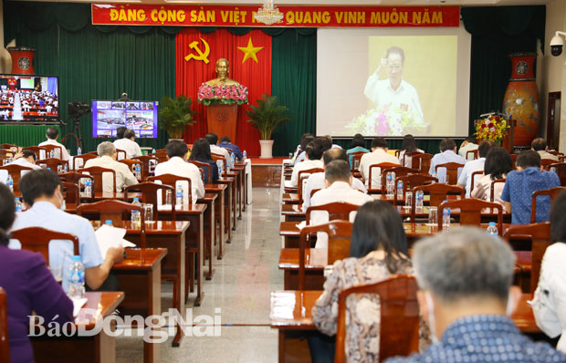 GS.TS Phùng Hữu Phú, Phó chủ tịch thường trực Hội đồng Lý luận Trung ương báo cáo chuyên đề năm 2021 tai Hội nghị trực tuyến toàn quốc