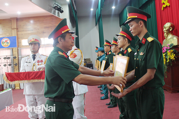 Đại tá Vũ Văn Điền trao thưởng cho các tập thể