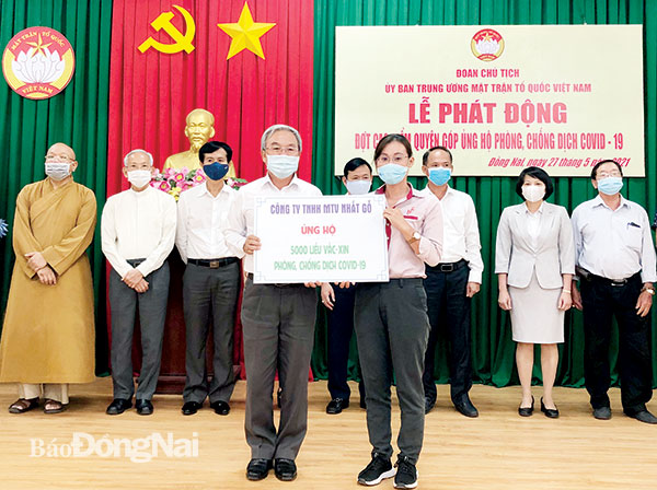 Chủ tịch Ủy ban MTTQ Việt Nam tỉnh Cao Văn Quang tiếp nhận nguồn ủng hộ phòng, chống dịch Covid-19 từ các cơ quan, đơn vị, doanh nghiệp. Ảnh: Nguyệt Hà