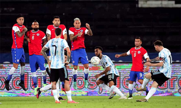 Messi sút phạt tung lưới Chile