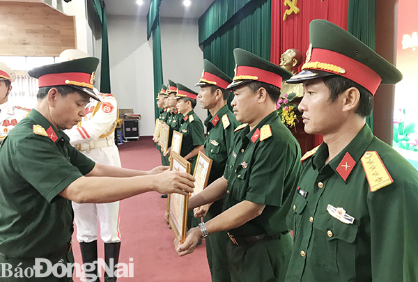 Đại tá Ngô Quang Thuấn khen thưởng các tập thể cá nhân